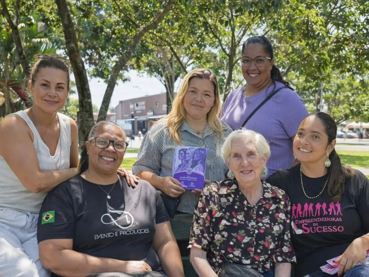 Dulce Rita reunida com um grupo de mulheres
