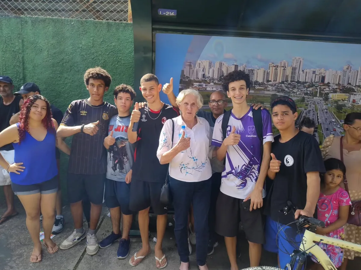 Dulce Rita com um grupo de jovens